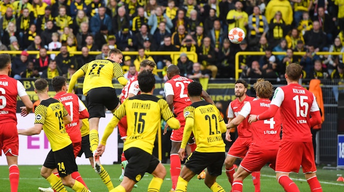 Steffen Tigges trifft für Borussia Dortmund zum 2:0 gegen den 1. FC Köln 