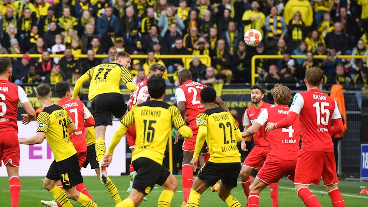 Steffen Tigges trifft für Borussia Dortmund zum 2:0 gegen den 1. FC Köln