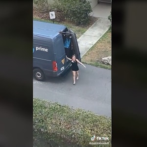 Das 11-sekündige Tiktok-Video, das am 24. Oktober von Content Creator @patrickhook01 hochgeladen wurde , zeigt einen Amazon-Kurier, der die Hintertür seines Vans öffnet, woraufhin eine blonde Frau in einem schwarzen Minikleid herausspringt.