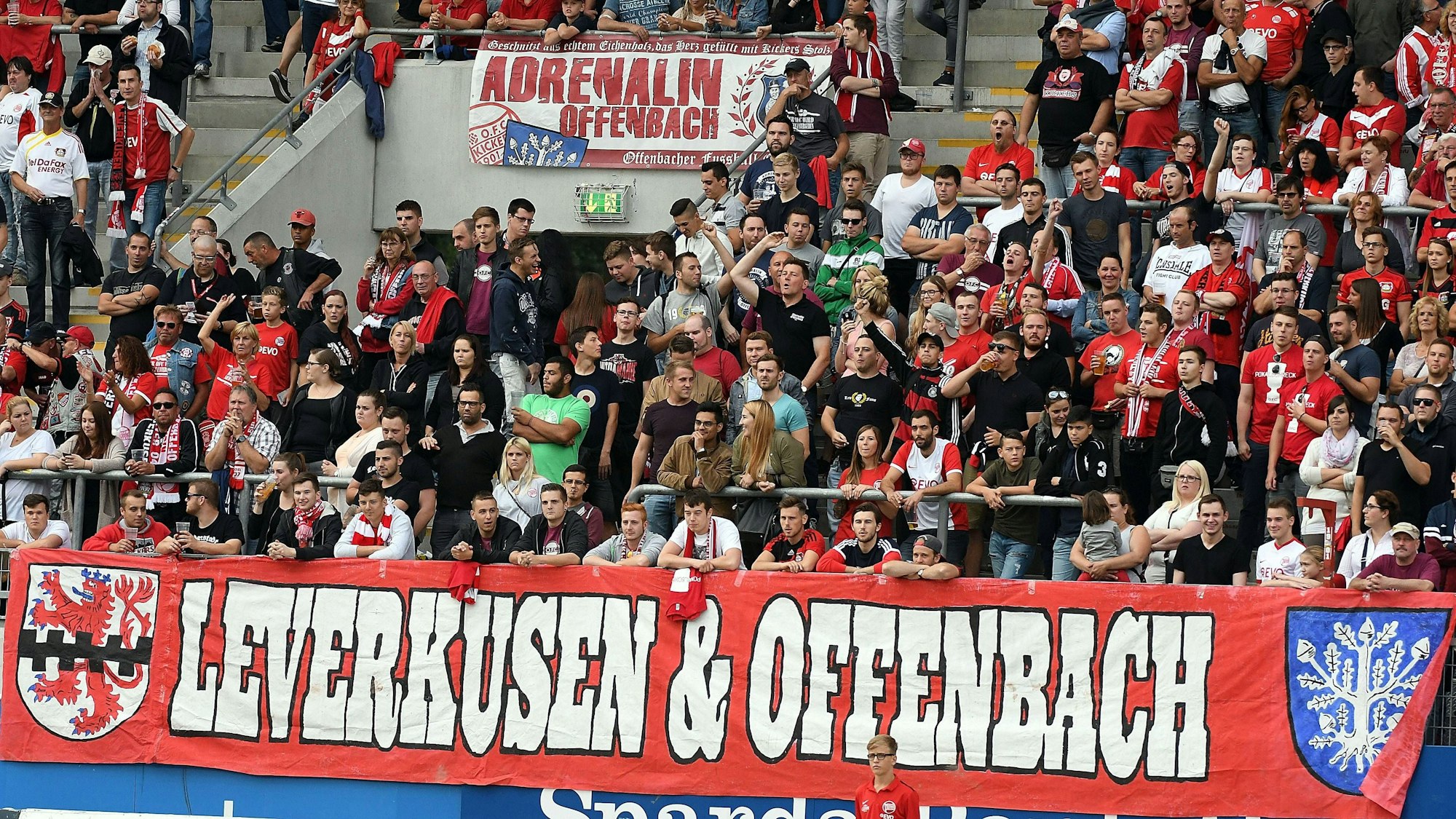 In einem Testspiel zwischen Kickers Offenbach und Bayer Leverkusen wird aufgrund der Fanfreundschaft ein gemeinsames Banner aufgehangen  