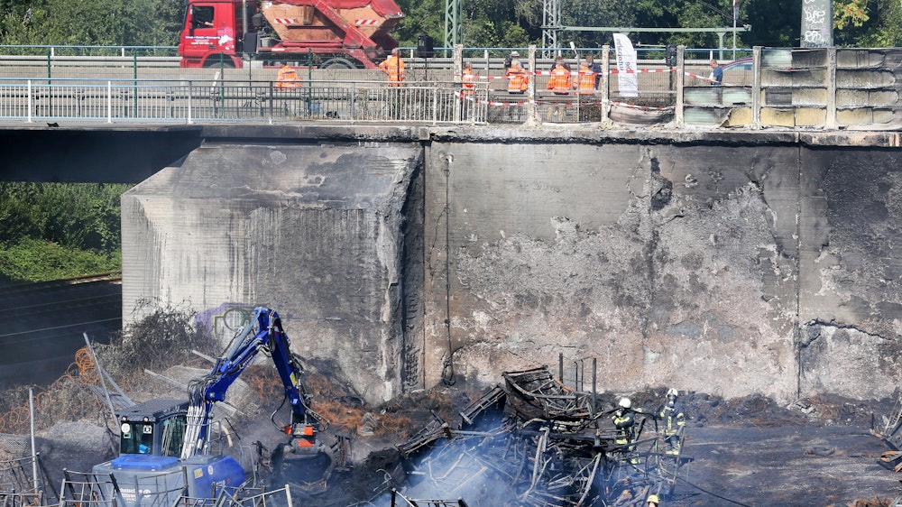 Die stark beschädigte Stützmauer der A40 bei Bochum nach einem Brand in einem nahe gelegenen Reifenlager.