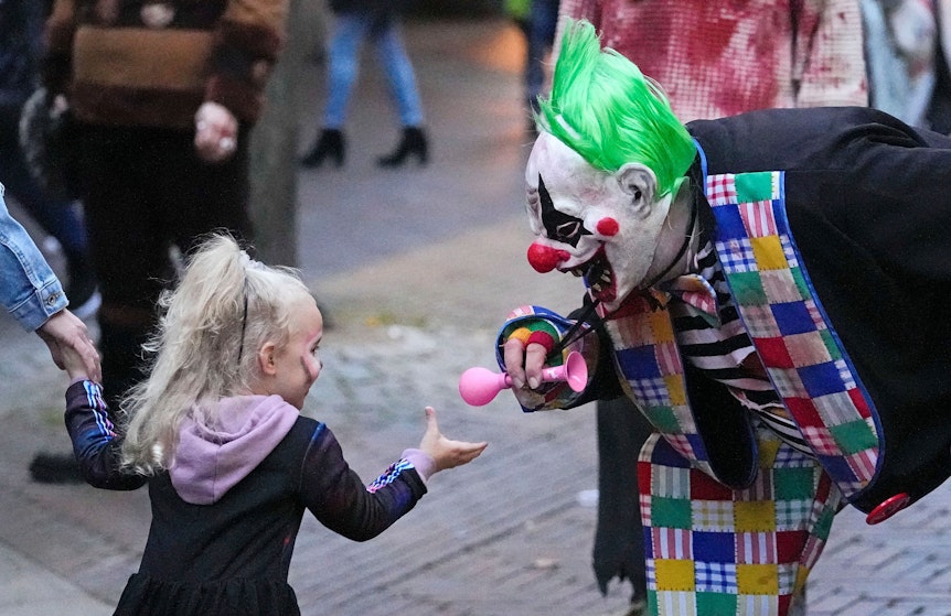 Ein Horror-Clown und ein Mädchen beim „Zombiewalk“ in Essen.