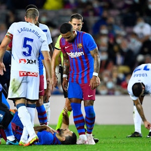 Barcelonas Stürmer Kun Aguero liegt am Boden und muss behandlet werden.