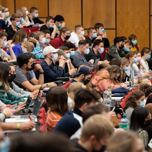 Studenten sitzen in der Vorlesung Mathematik für die Erstsemester des Bachelors Wirtschaftswissenschaften im Audimax in der Universität Hannover.