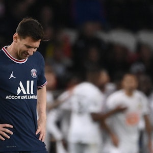 PSG-Star Lionel Messi ist nach dem Führungstreffer von Lille-Stürmer Jonathan David sichtlich enttäuscht.