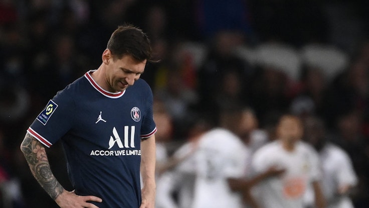 PSG-Star Lionel Messi ist nach dem Führungstreffer von Lille-Stürmer Jonathan David sichtlich enttäuscht.