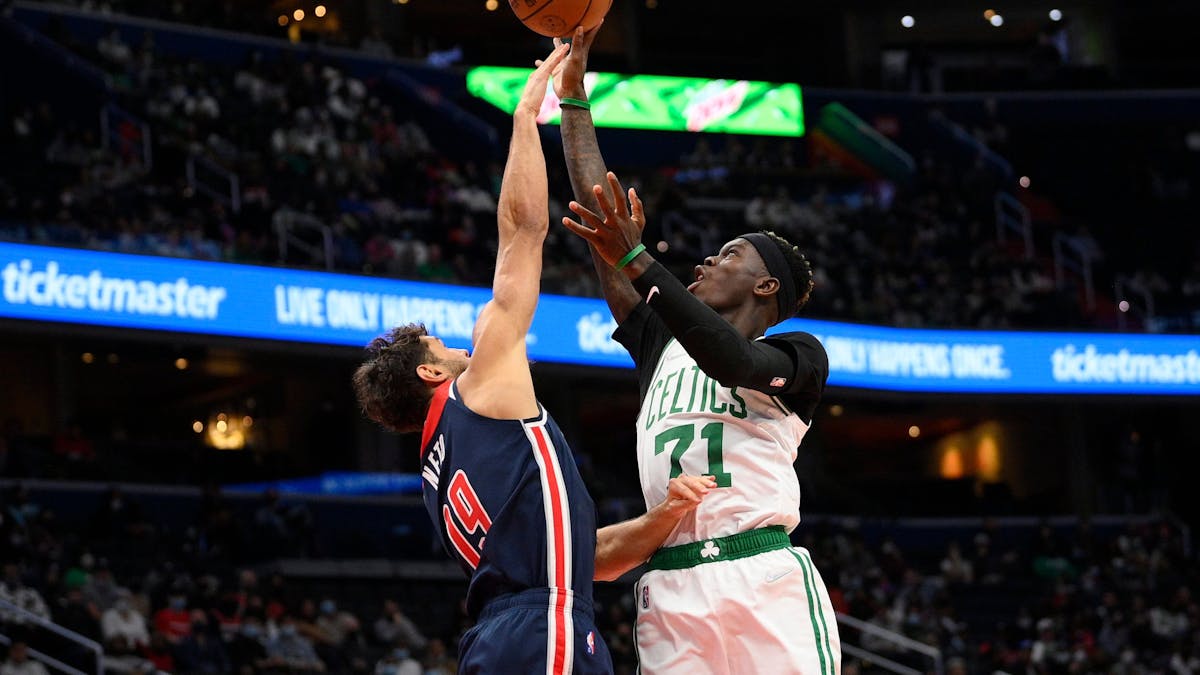Celtics-Spielmacher Dennis Schröder wirft, Wizards-Spieler Raul Neto versucht den Wurf zu blocken
