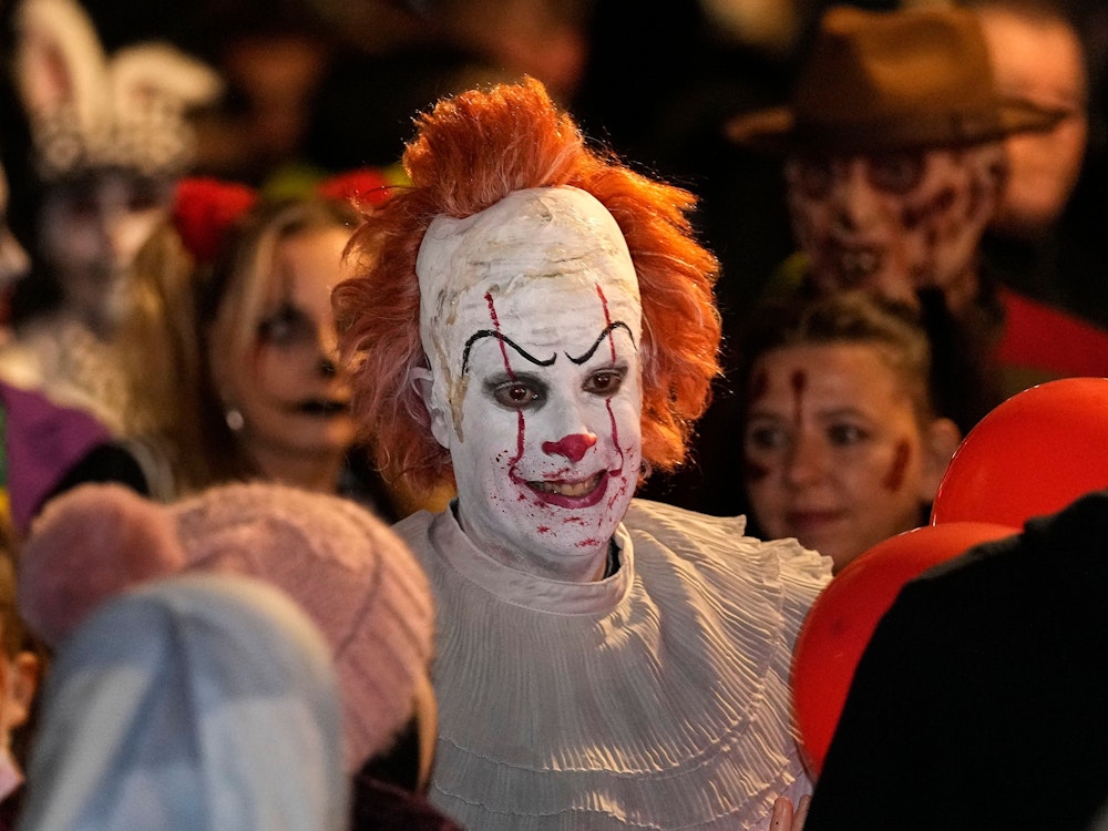 Rund 500 Menschen nahmen an dem „Zombiewalk“ in Essen teil.