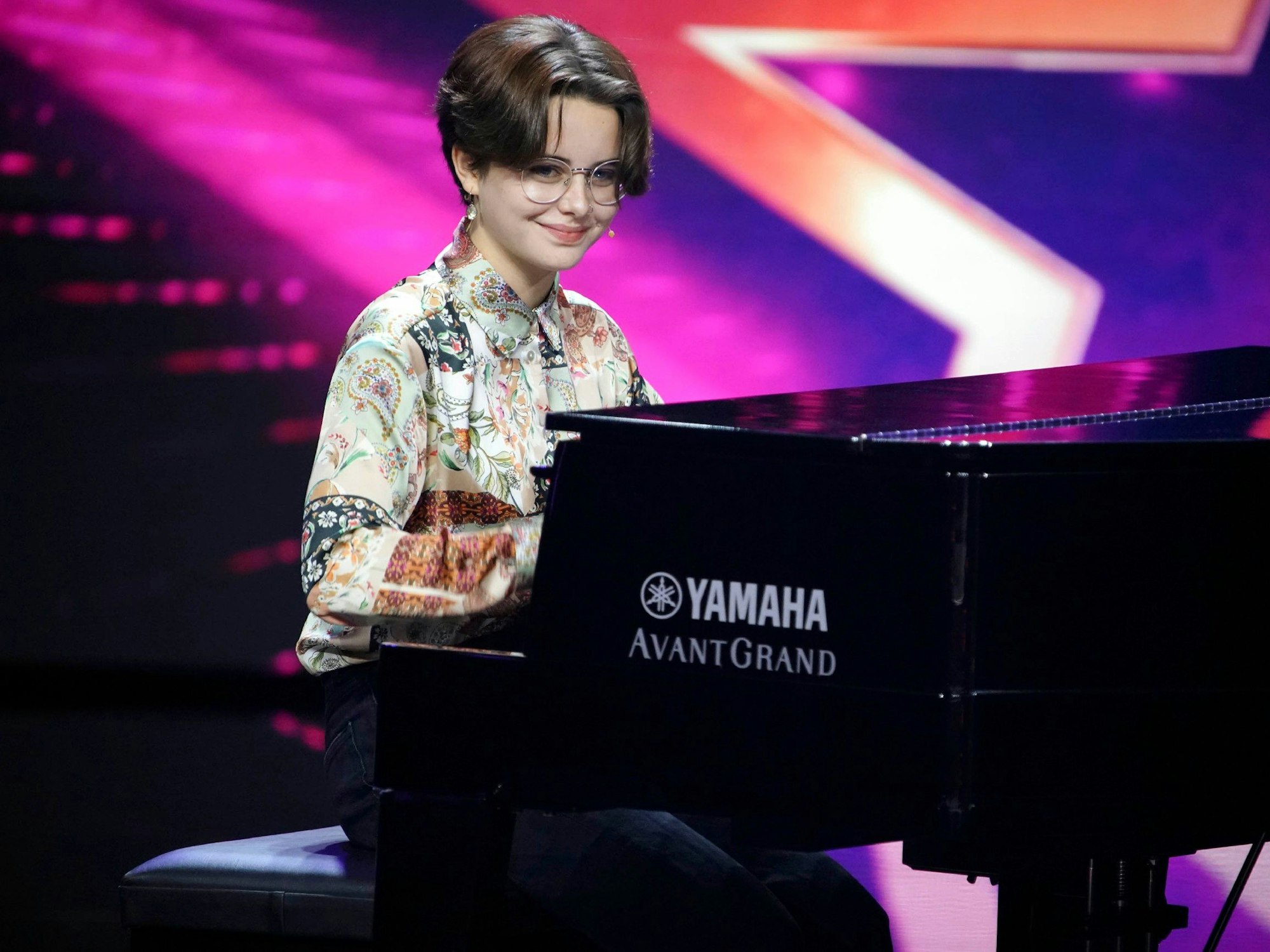 Das Supertalent am 30.10.2021: Helena Berlinghof sitzt am Klavier und spielt ein selbst komponiertes Stück.
