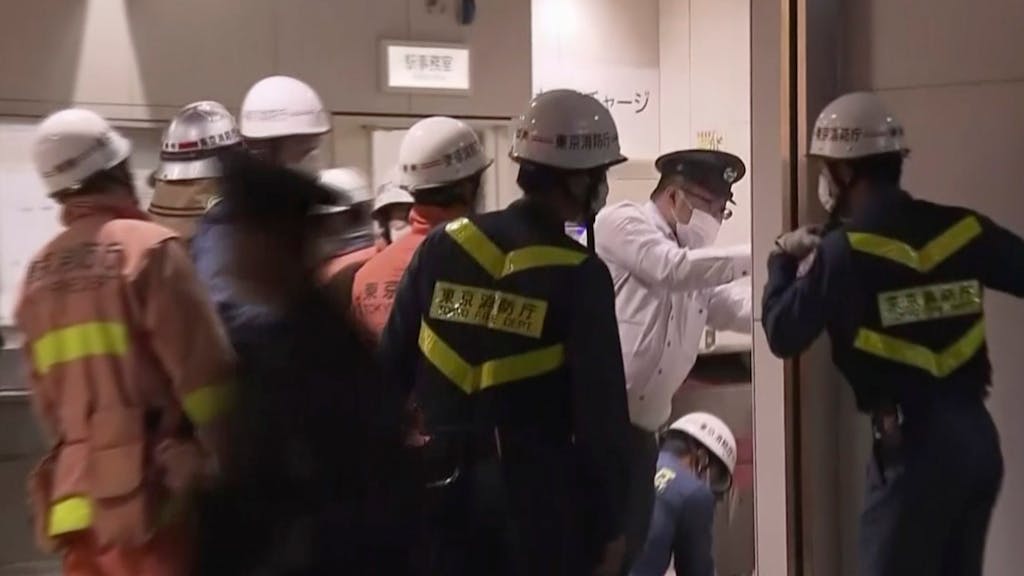 Rettungskräfte und Polizei untersuchen am Sonntag (31. Oktober) einen Bahnhof in Tokio, nachdem ein Mann, der sich als „Joker“ verkleidete, in einem Zug mit einem Messer mehrere Passagiere angriff und ein Feuer entzündete.