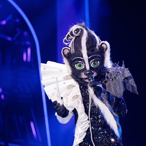 Die Figur "Das Stinktier" steht am 30.10.2021 in der Prosieben-Show "The Masked Singer" auf der Bühne.Dahinter verbirgt sich Peter Kraus.