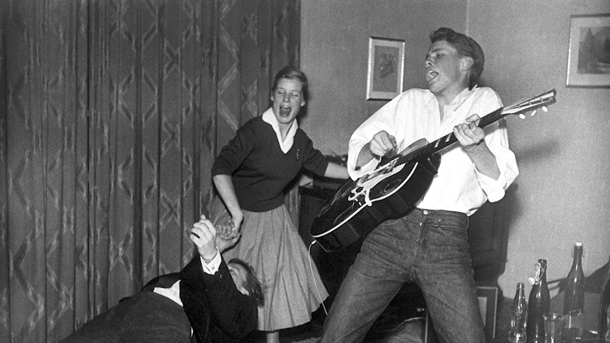 Peter Kraus (r.) zeigt in unserem Archivbild 1956 mit Freunden eine rasante Rock'n Roll Darbietung in München.