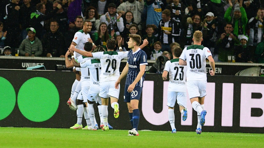 Alassane Plea (l.) traf zum 1:0 für Borussia Mönchengladbach gegen den VfL Bochum. Das Foto zeigt den Franzosen beim Torjubel mit seinen Teamkollegen.