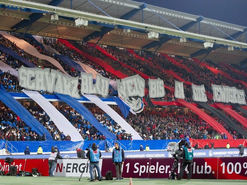 Nürnberger Fans zeigen Transparente mit der Aufschrift "Rot Schwarz Blau Weiss bis in die Ewigkeit".