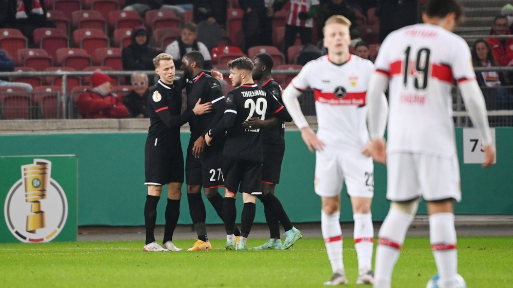Der 1. FC Köln jubelt im DFB-Pokal beim VfB Stuttgart.