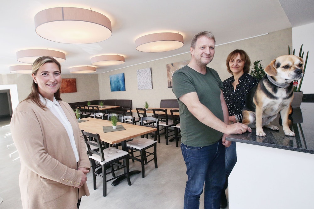 Das Trostcafé in Düsseldorf-Eller, Am Krahnap 13. Von links: Bestatterin Caroline Scheuvens (37), Bestatter Peter Scheuvens (56) und Trauerbegleiterin Anke Wielens (54) mit Betriebshund Coco