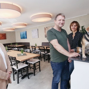 Das Trostcafé in Düsseldorf-Eller, Am Krahnap 13. Von links: Bestatterin Caroline Scheuvens (37), Bestatter Peter Scheuvens (56) und Trauerbegleiterin Anke Wielens (54) mit Betriebshund Coco