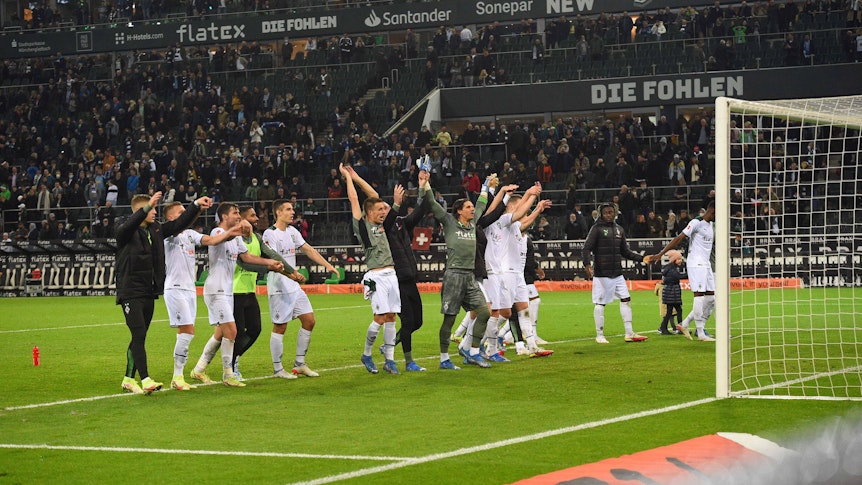 Borussia Mönchengladbach feiert den 2:1 gegen den VfL Bochum am 31. Oktober 2012 mit den Fans im Stadion.