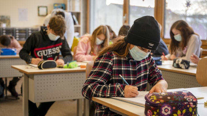 Schüler einer sechsten Klasse tragen am 21. Januar 2021 im Unterricht Gesichtsmasken.