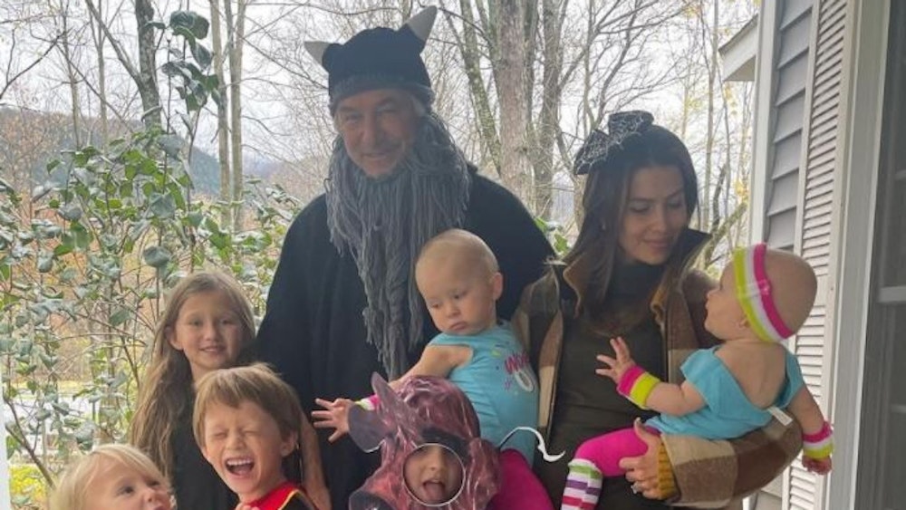 Nach dem tödlichen Unfall am Filmset feiert Alec Baldwin mit seiner Frau und seinen sechs Kindern Halloween.