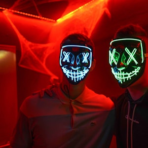 Feiernde haben sich für die Halloween-Grusel-Party in der Kulturbrauerei wie aus Horror-Filmreihe "The Purge" verkleidet.