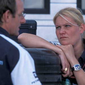 BMW-Williams-Chefaerodynamikerin Antonia Terzi lehnt sich mit ihren linken Arm an gestapelte Reifen an