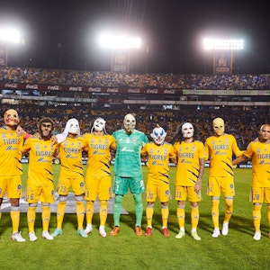 Spieler von Tigres UANL posieren vor einem Spiel vor Halloween mit Horror-Masken.