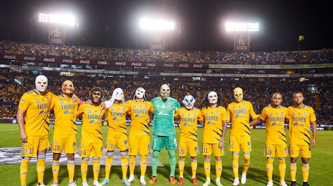 Spieler von Tigres UANL posieren vor einem Spiel vor Halloween mit Horror-Masken.