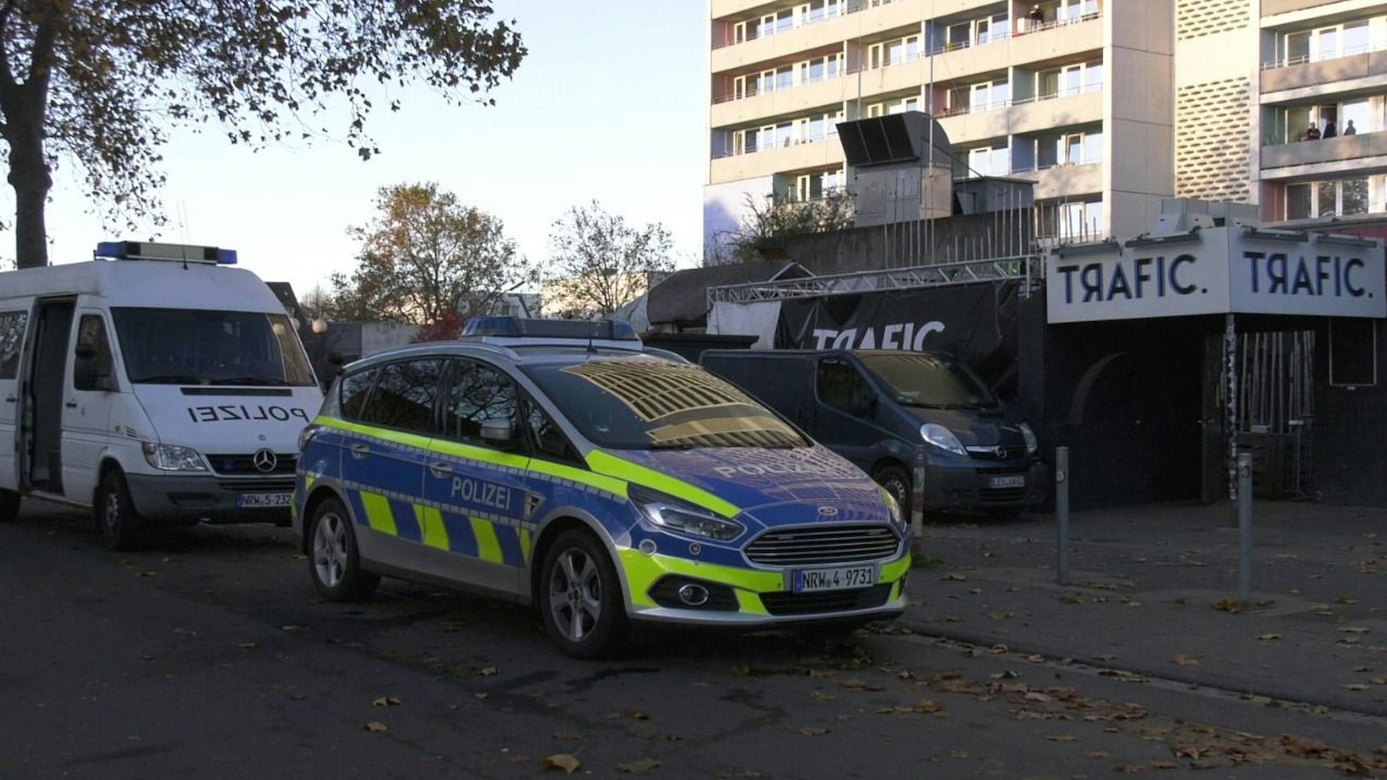 Zwei Polizeifahrzeuge stehen vor einem Club mit der Aufschrift „Trafic“ in Köln.Wegen eines Tötungsdeliktes am 1. November 2021 ist Anklage gegen einen 17-Jährigen erhoben worden.