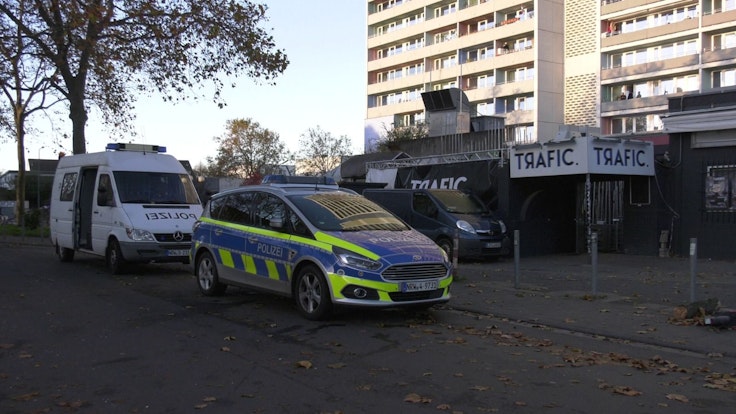 Polizei-Autos stehen vor dem Kölner Club Trafic. Hier wurde an Halloween 2021 ein 25-Jähriger getötet.