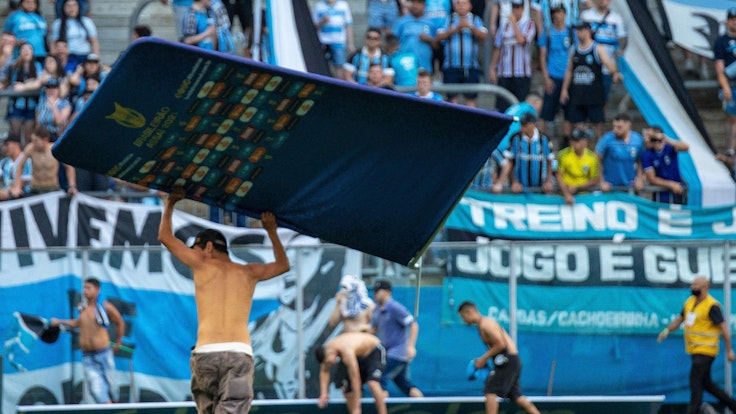 Fans von Grêmio Porto Alegre stiften auf dem Fußballplatz gegen Palmeiras São Paulo Chaos und zerstören verschiedene Gegenstände