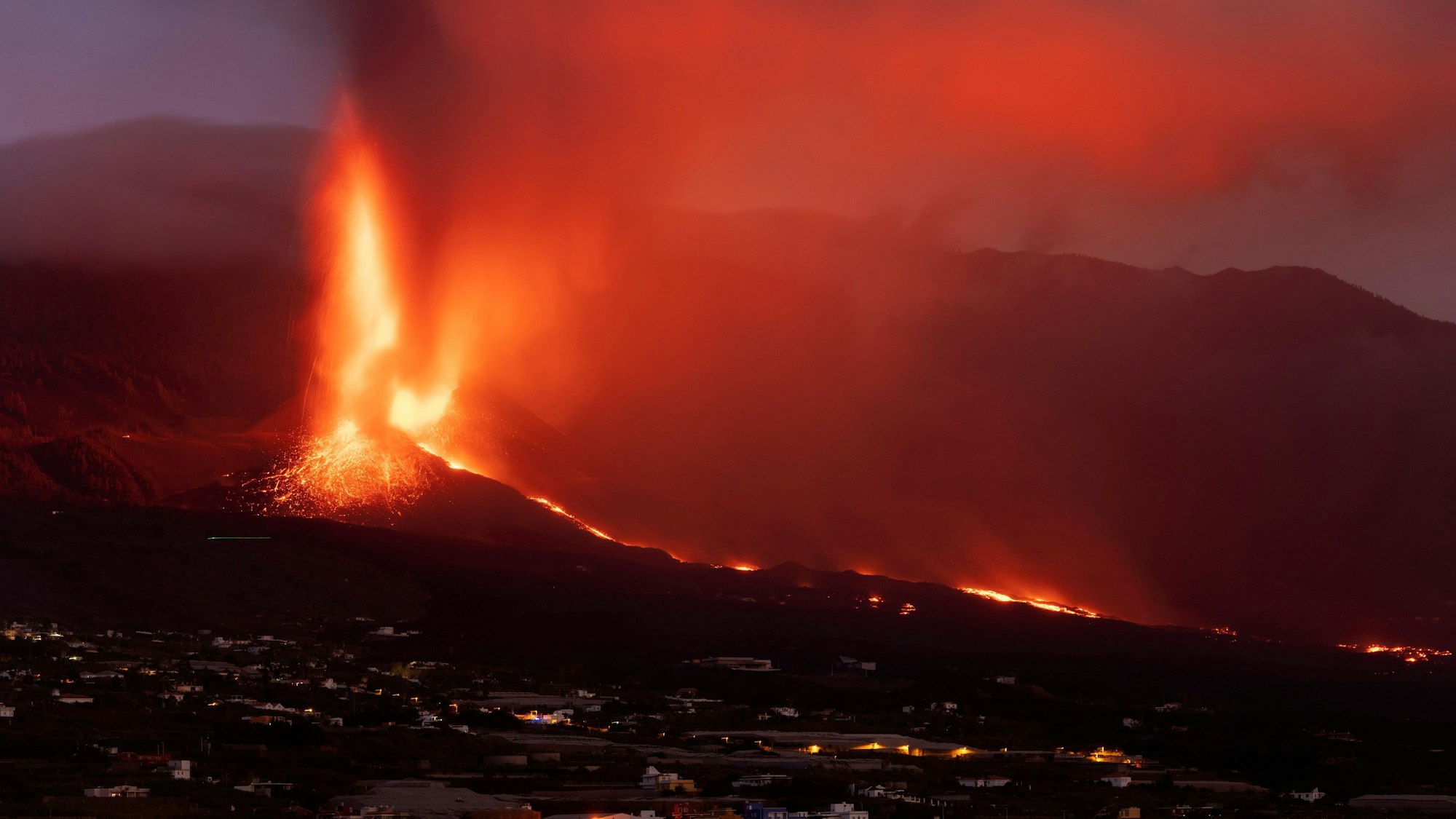 Nach dem Vulkanausbruch reisen zehntausende Touristen nach La Palma, um die Ausbruchsstelle anzuschaun.