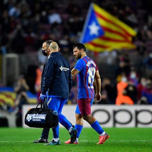 Barca-Star Kun Agüero muss beim 1:1-Unentschieden gegen Deportivo Alavés den Platz wegen seiner Herzprobleme verlassen