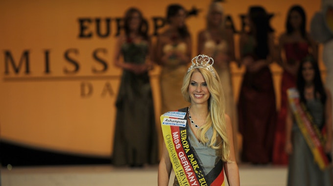 Von der Schönheitskönigin zur Schlagersängerin: Isi Glück, hier bei der Wahl zur Miss Germany 2012, beeindruckt ihre Fans auf Instagram mit einer spektakulären Foto Pose.