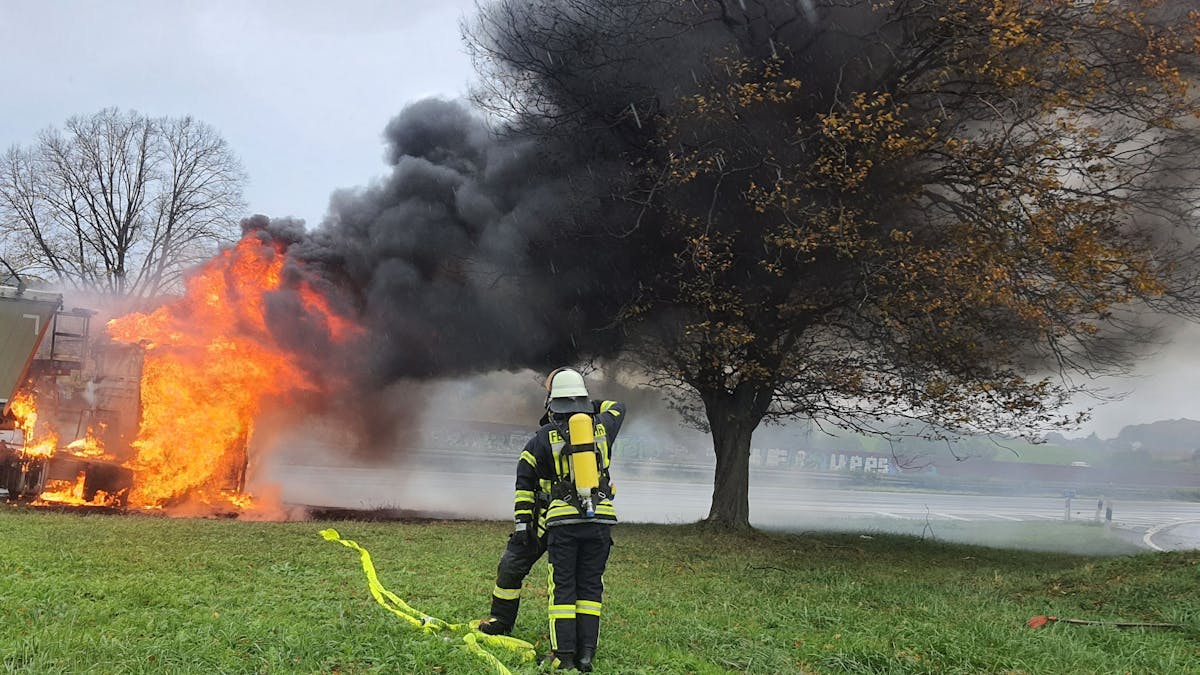 Die Zugmaschine eines Sattelzuges brannte am 2. November 2021 auf der A3 in der Anschlussstelle Königswinter aus. 