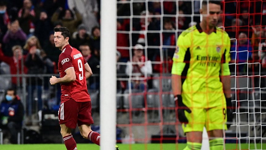 Robert Lewandowski dreht nach einem Tor für Bayern München ab.