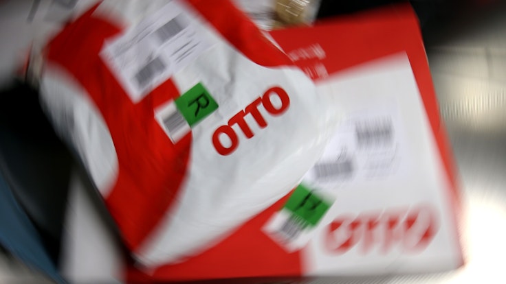 Sendungen von Otto liegen in unserem Archivbild von 2015 in einer Auspackstation in Hamburg: Das Unternehmen bemüht sich seit einigen Wochen um eine gendergerechte Sprache. Und sorgt für Unmut bei einigen Kunden.