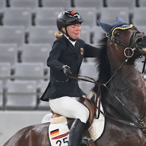Annika Schleu sitzt weinend auf ihrem Pferd Saint Boy