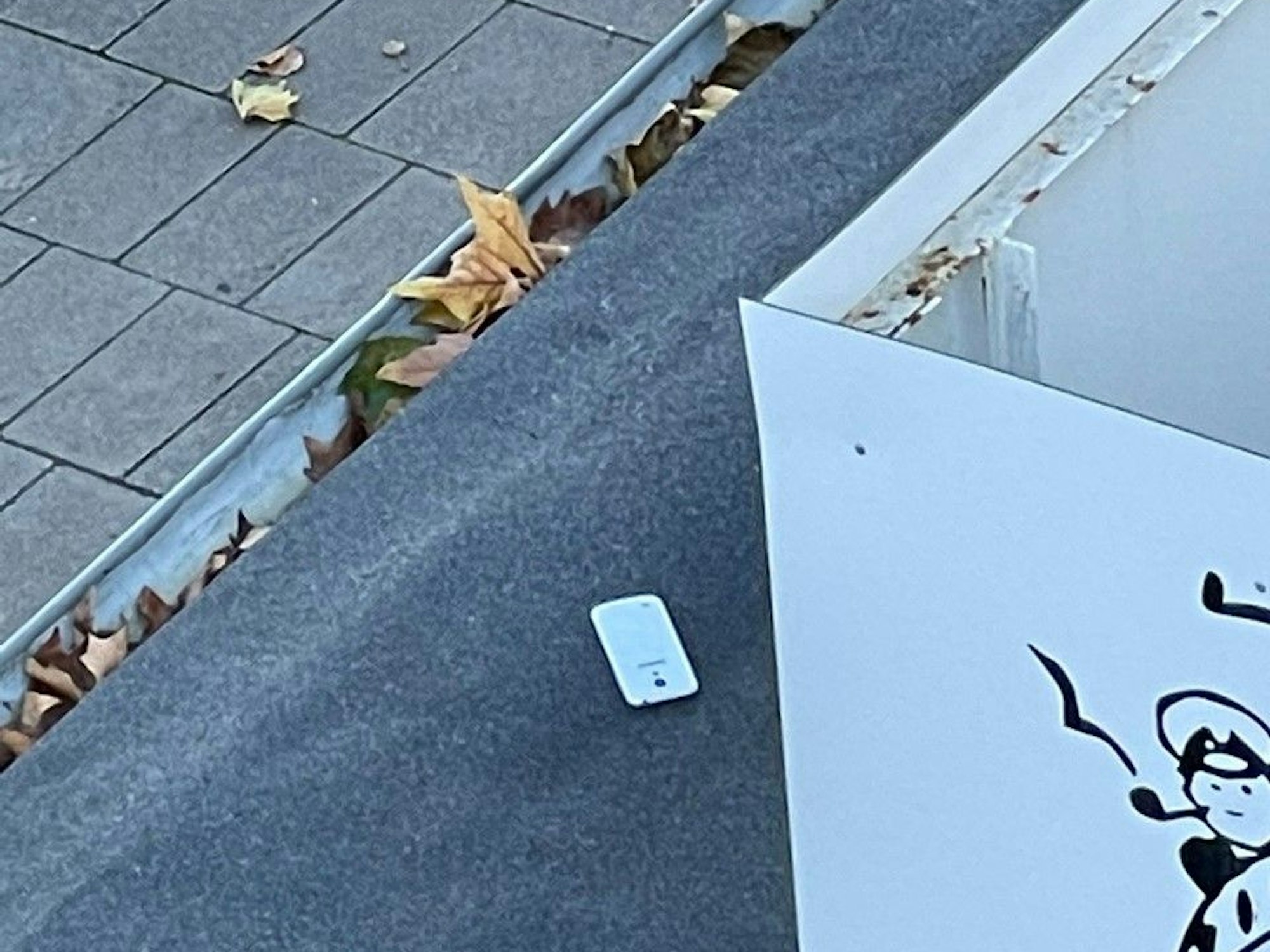Handy auf dem Dach des KD-Häuschens am Rheinufer domseitig.