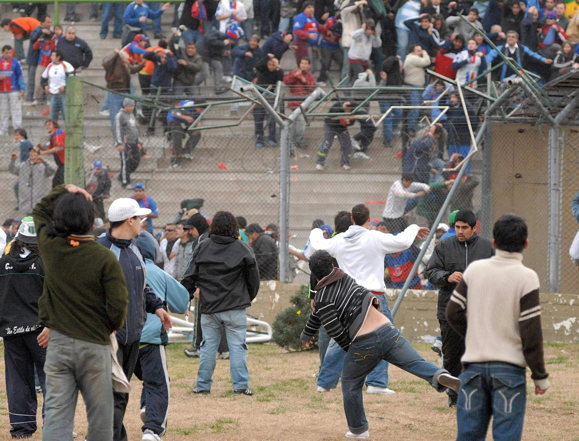 Bei einem Fußball-Spiel in Argentinien kommt es in Buenos Aires zu heftigen Ausschreitungen der beiden Fanlager