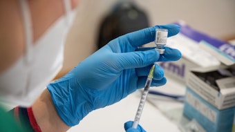 Die Mitarbeiterin eines mobilen Impfteams zieht im Alten- und Pflegeheim Bürgerheim den Impfstoff von Biontech/Pfizer in eine Spritze auf.
