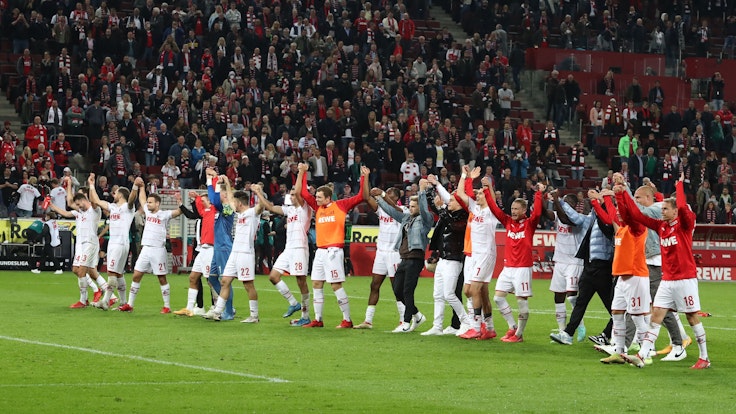 Der 1. FC Köln feiert den Sieg gegen Greuther Fürth.