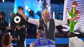 Bauer Uwe Abel jubelt nach seinem zweiten Platz beim Promi Big Brother Event 2021. Nach drei Wochen leben vor Fernsehkameras wählten die Zuschauer die Gewinner im Container.