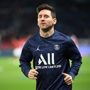 Superstar Lionel Messi wärmt sich bei der Ligue-1-Partie zwischen Paris Saint-Germain und dem OSC Lille auf