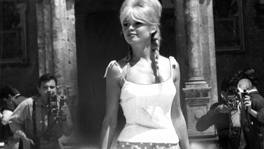 Die französische Schauspielerin Brigitte Bardot wird in der italienischen Festspielstadt Spoleto beim Einkaufsbummel von Fotografen verfolgt (Archivbild vom 08.05.1961).