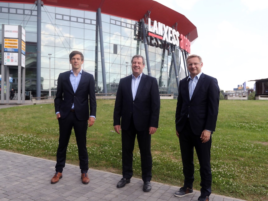 Carsten Wettich, Werner Wolf und Eckhard Sauren stehen vor der Lanxess-Arena.