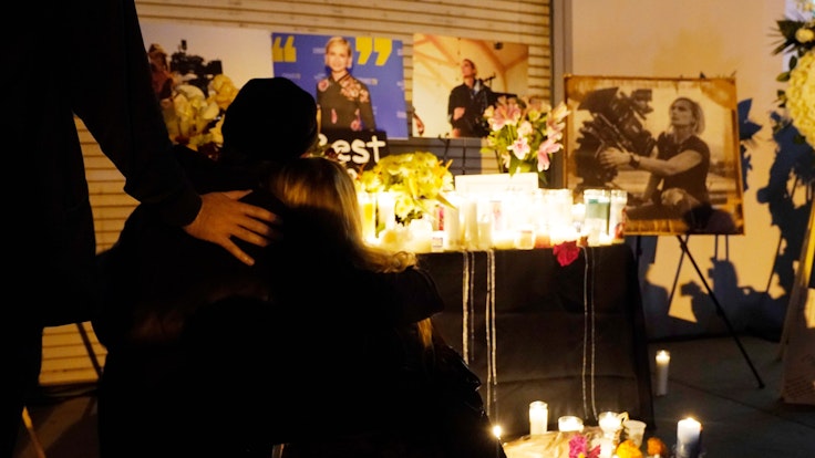 Teilnehmer einer Mahnwache bei Kerzenlicht für die verstorbene Halyna Hutchins umarmen sich am 24. Oktober 2021.