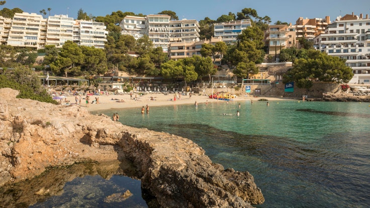 Der Tourismus auf Mallorca durchlebt momentan einen Wandel. Sonst überwiegend von betrunkenen Touristen überlaufen, boomt auf Mallorca jetzt der Luxus. Auf dem Foto (aufgenommen am 27. August 2021) baden Besucher am Strand von Illetes auf Mallorca.