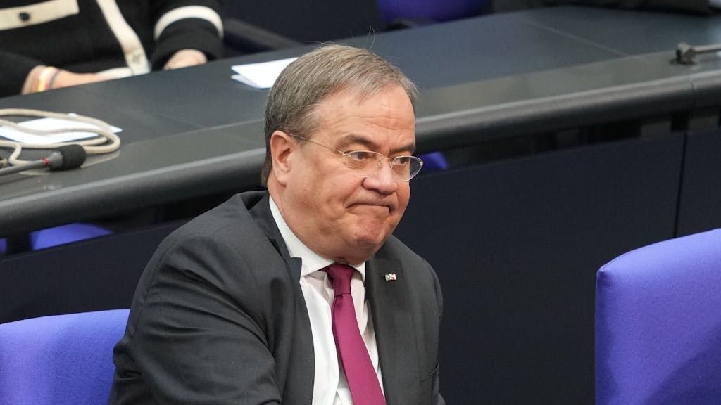 Der CDU-Vorsitzende Armin Laschet nimmt an der konstituierenden Sitzung des neuen Bundestags teil.