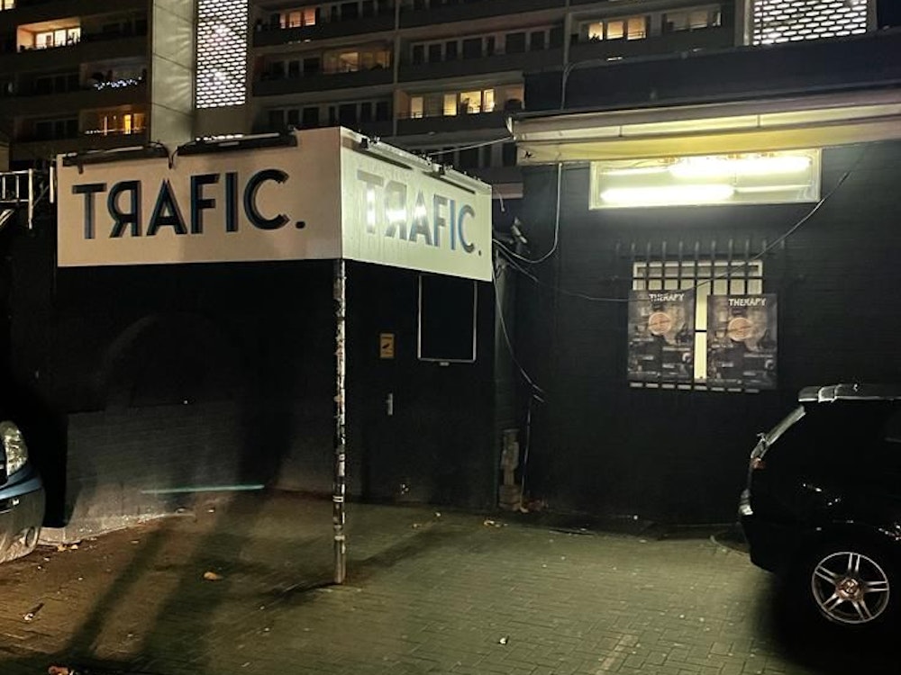 Der Eingang des Trafic-Clubs am 2. November 2021: Ein 25-Jähriger ist in Bickendorf am 1. November mit einem spitzen Gegenstand abgestochen worden. Zuvor soll er im Club eine Streit gegeben haben. Nun spricht der Club-Chef.